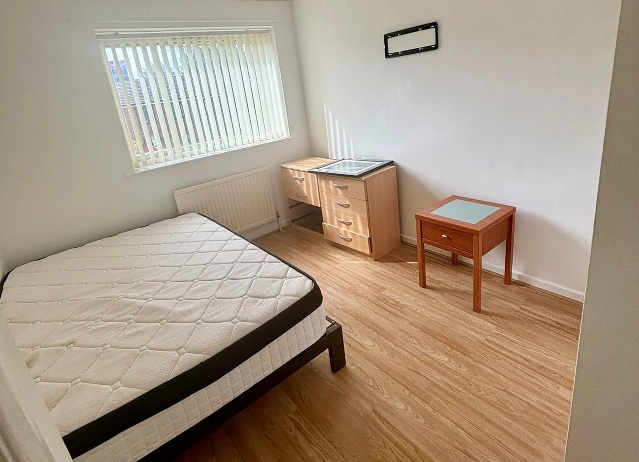 Room 2, Milnrow Close, City Centre Border M13, photo 8