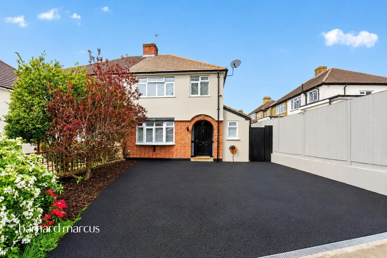 3 bed house for sale — Gilders Road, Chessington