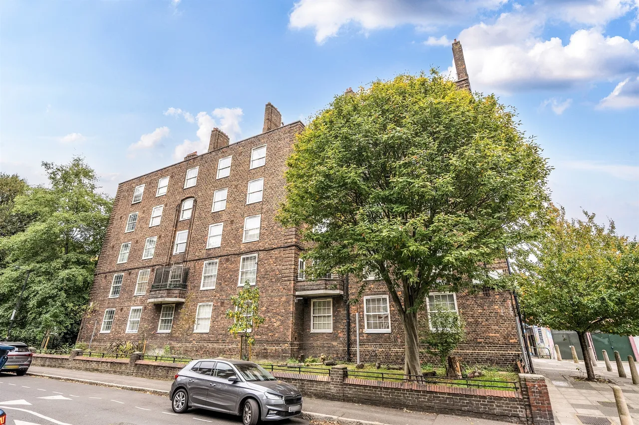 3 bed flat for sale — Falmouth Road, London