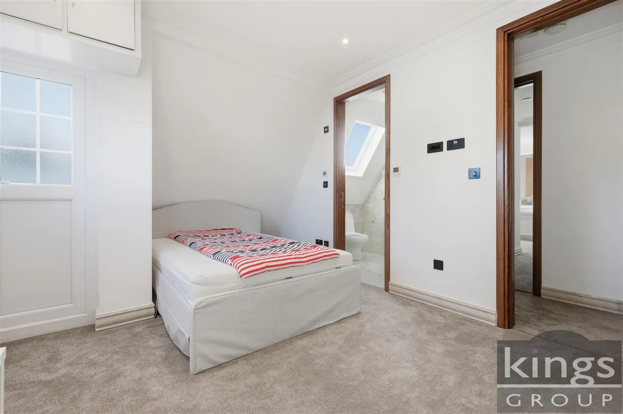 Croft Close, London, photo 17