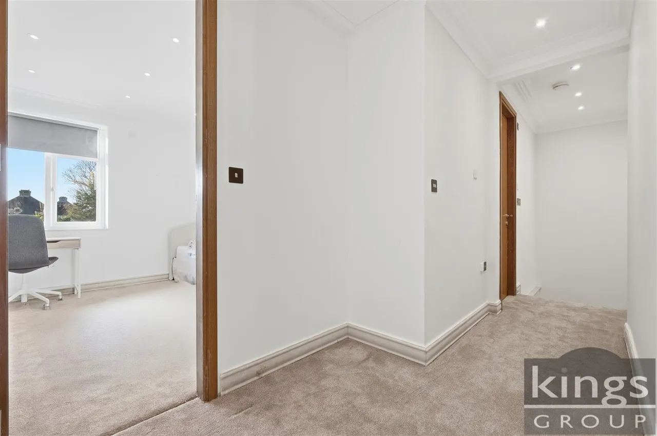 Croft Close, London, photo 26