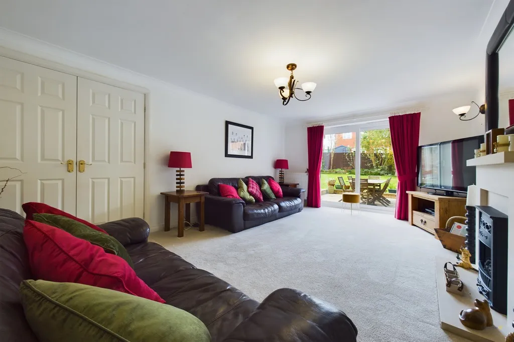 Oakover Close, Uttoxeter, photo 9