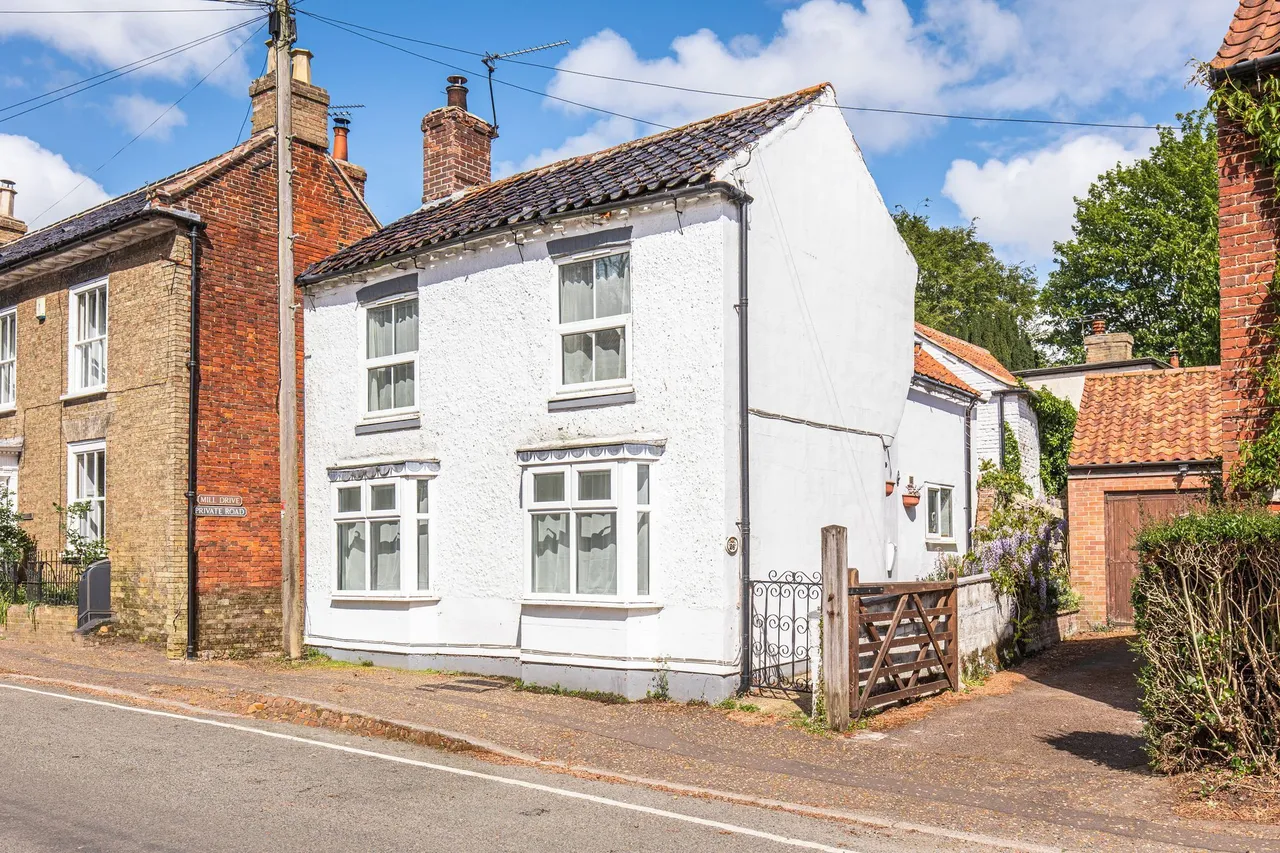 2 bed house for sale, Charming Detached Cottage with Barn i