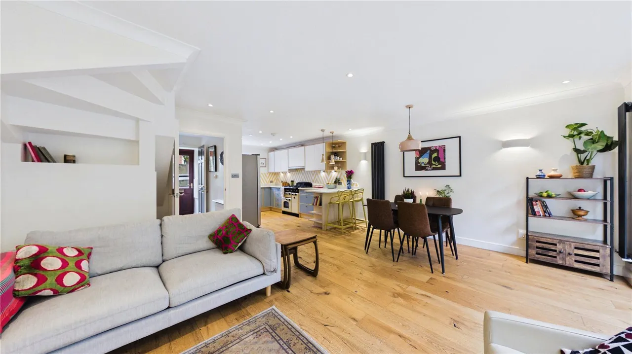 Langley Lane, SW8, photo 2
