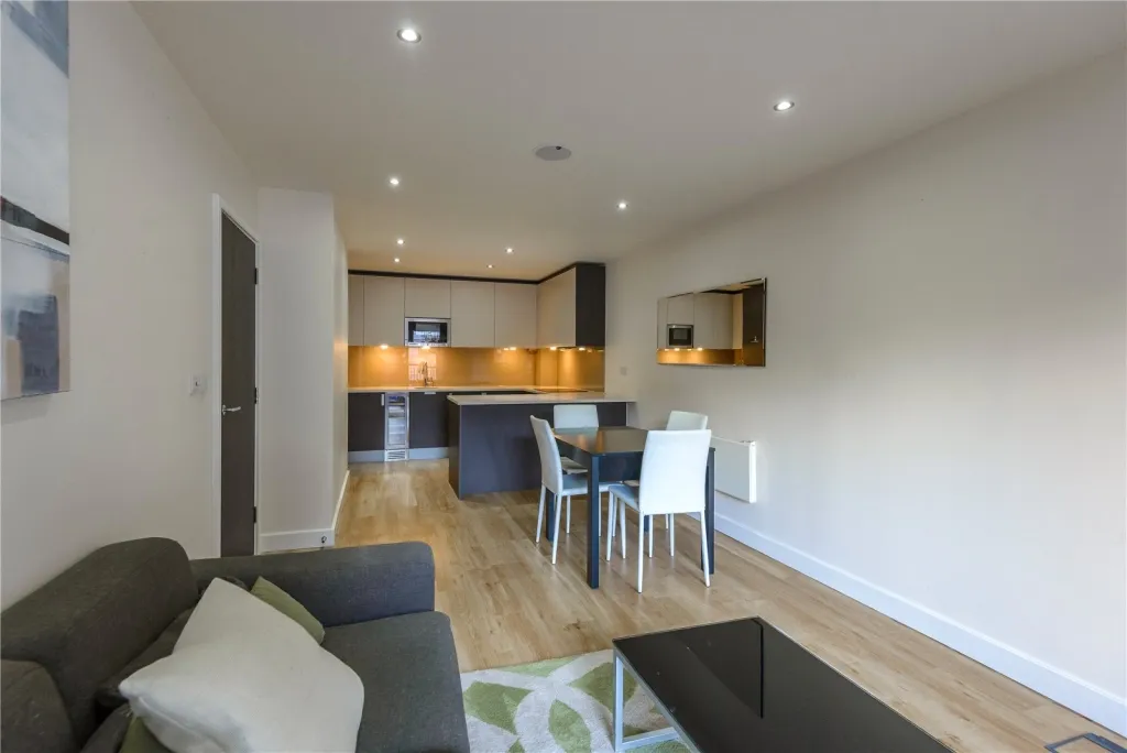 Boulevard Drive, Beaufort Park, NW9, photo 3
