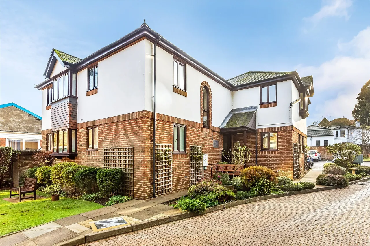 2 bed property for sale, South Street, Dork, RH4