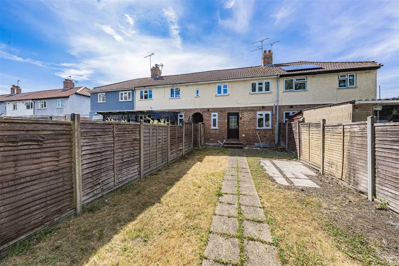 3 bed house for sale — Dedworth Road, Windsor, SL4 4JL