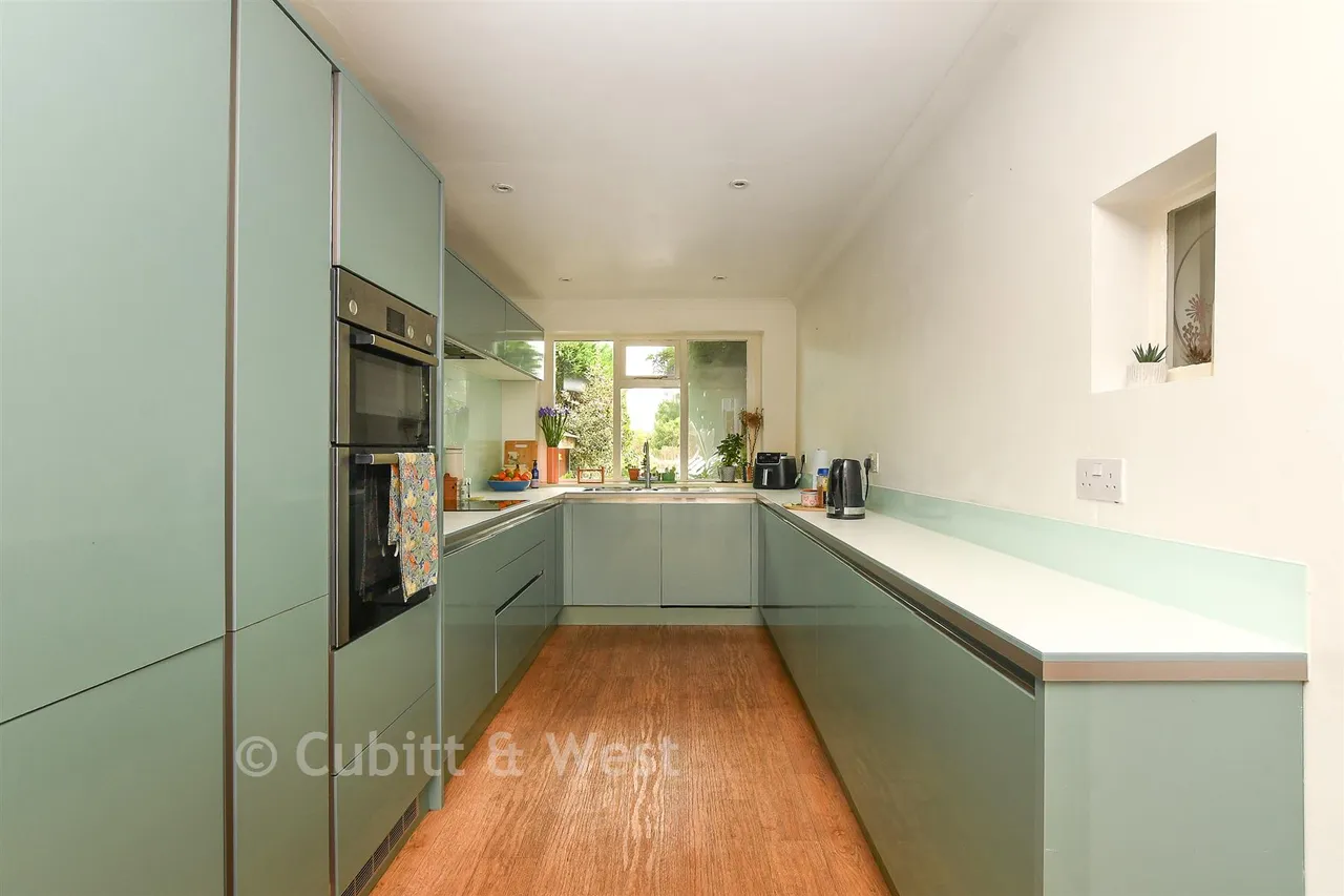 London Road, Pulborough, RH20, photo 3