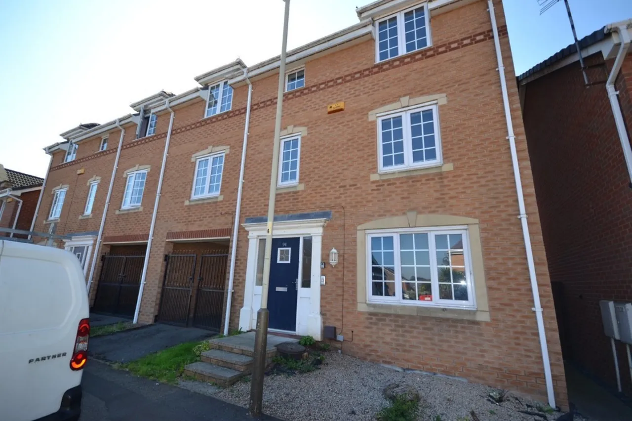 4 bed house to rent — Brompton Road, Hamilton, Leicester