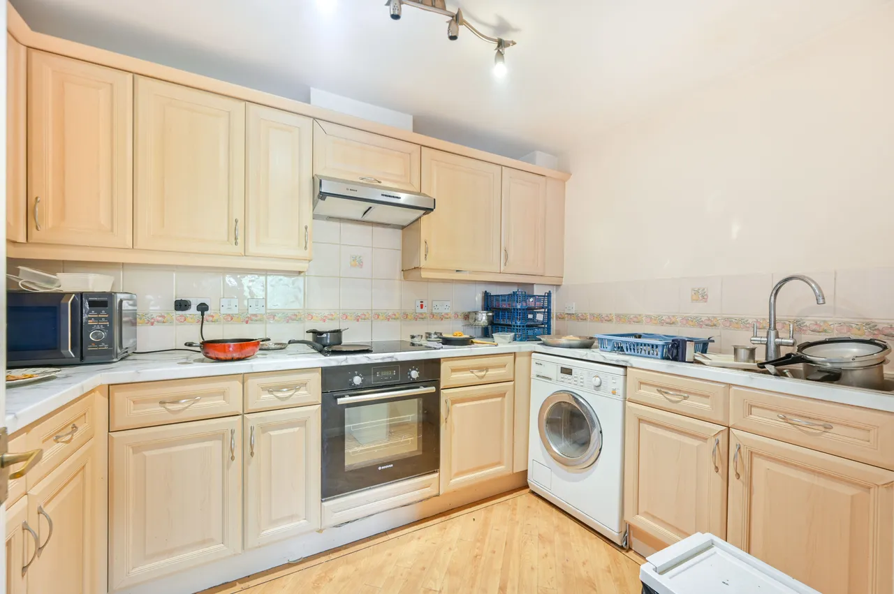 85 Chamberlayne Avenue, Wembley, photo 4