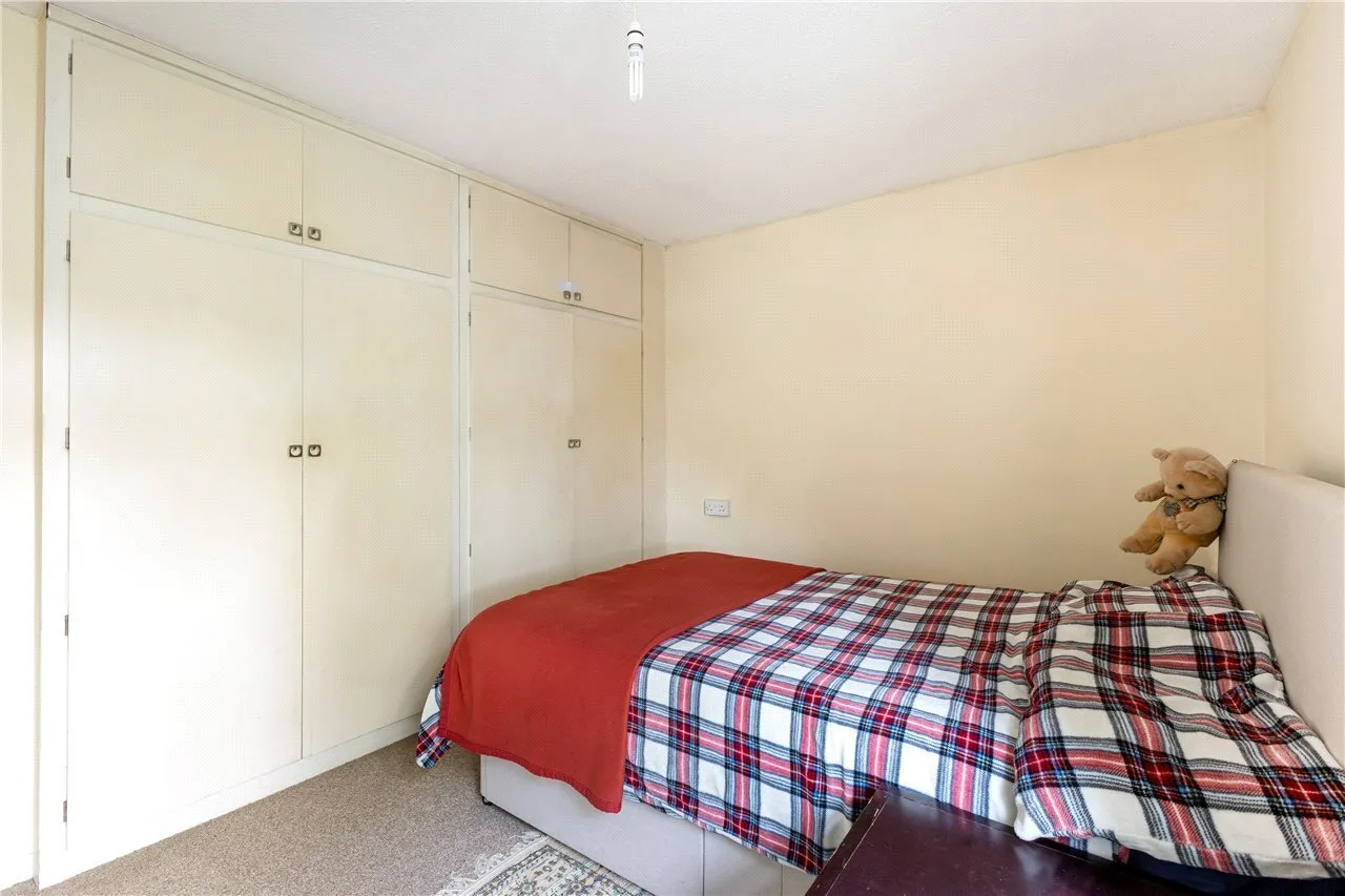 Effra Road, London, SW19, photo 8
