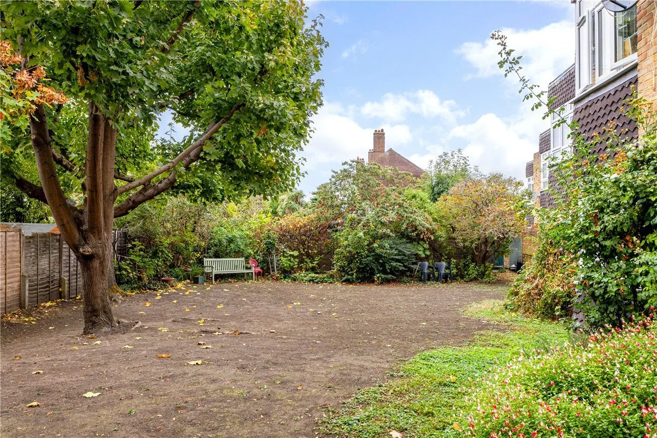 Effra Road, London, SW19, photo 11