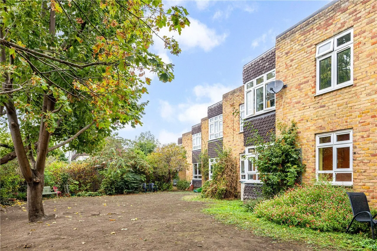 Effra Road, London, SW19, photo 10