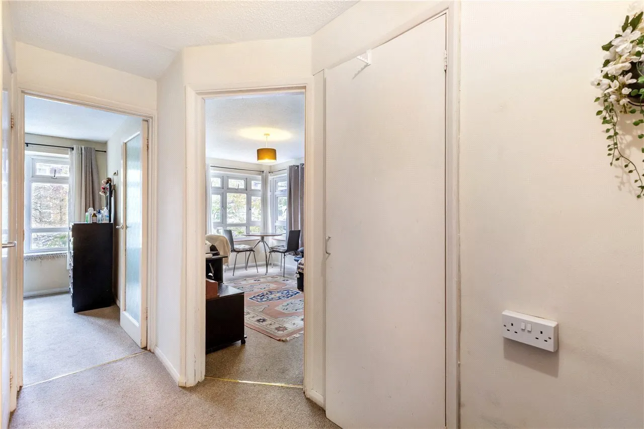 Effra Road, London, SW19, photo 2