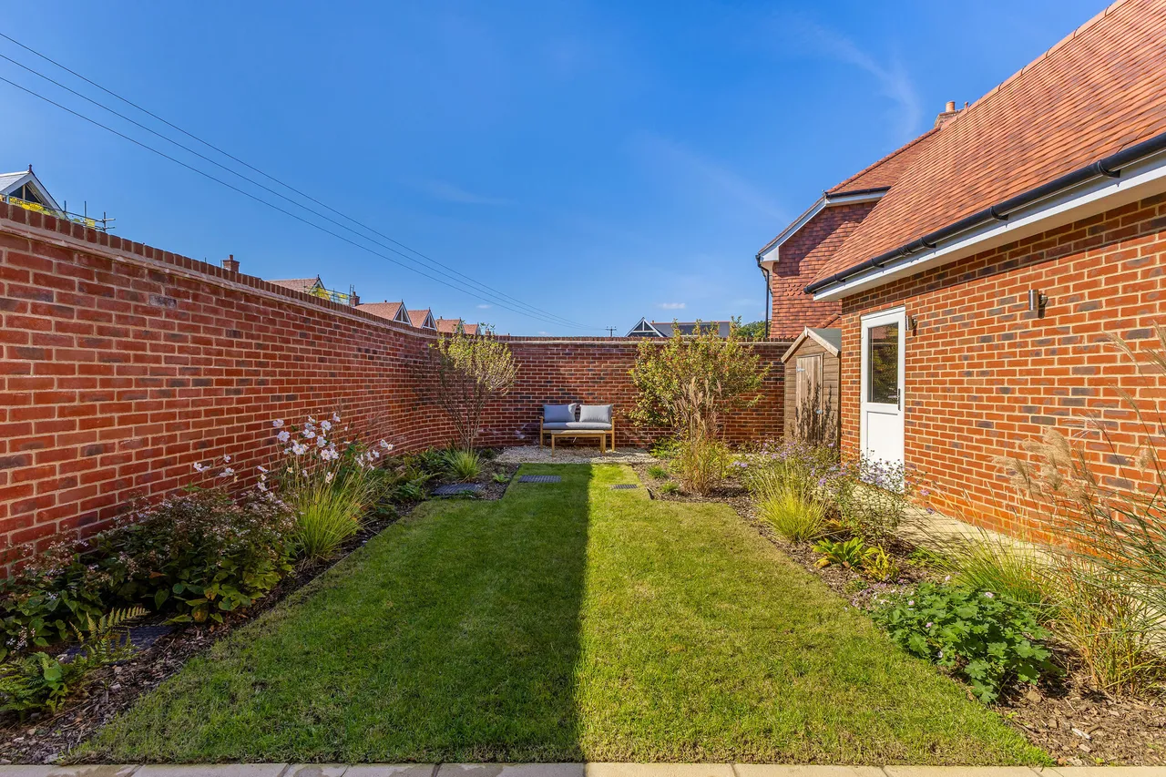 Sumners Fields, Barns Green, RH13, photo 12