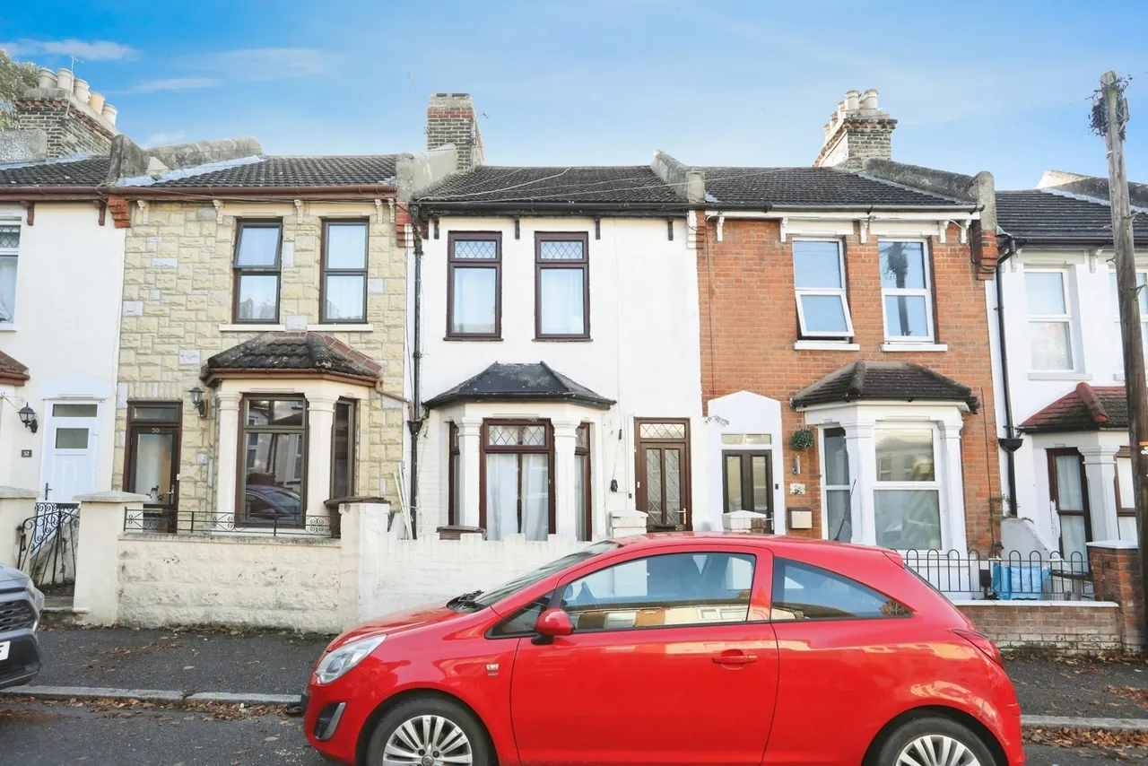 3 bed house for sale, Cecil Avenue, Rochester, ME2