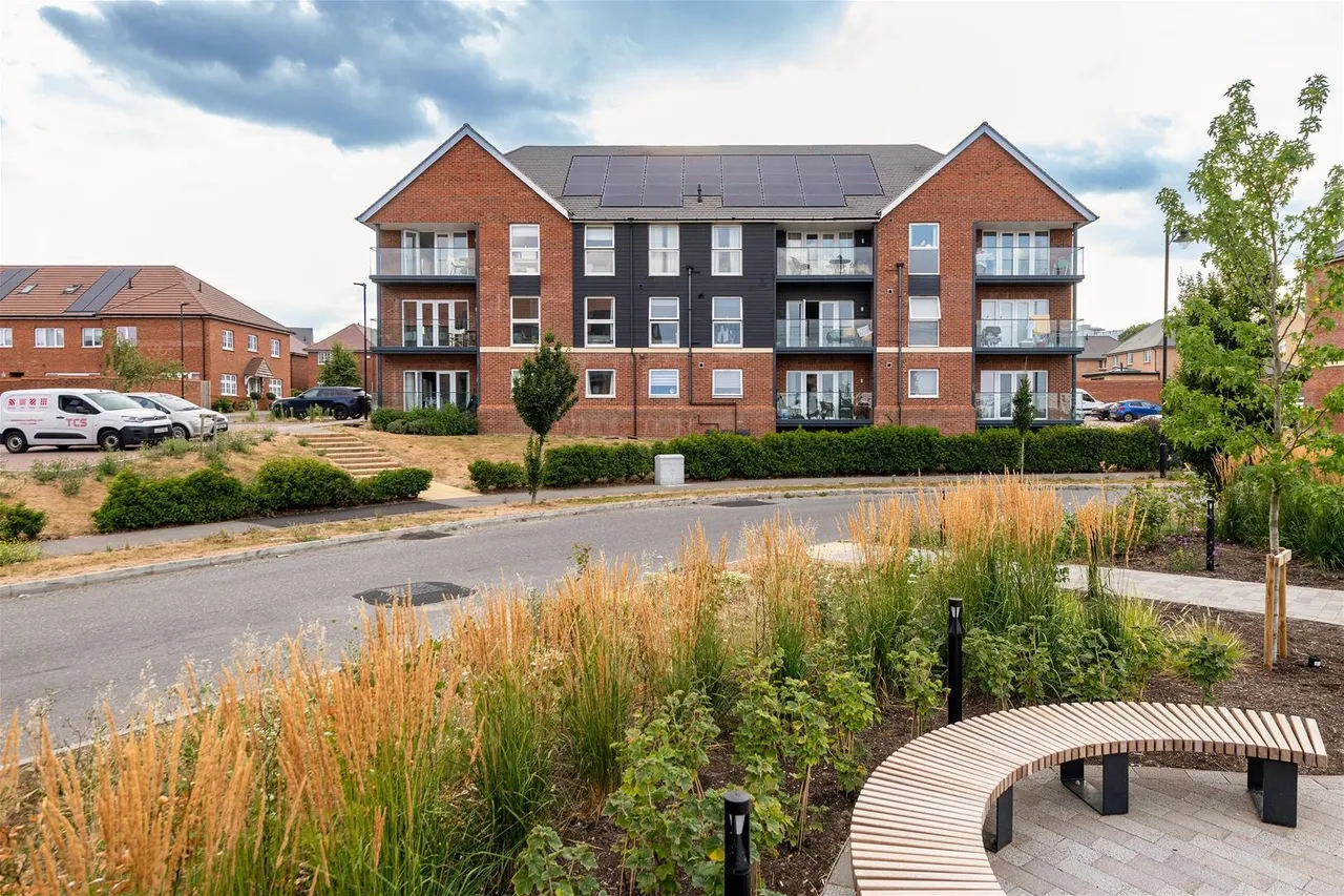 2 bed flat for sale — Ackers Drive, Ebbsfleet Valley, Kent DA10 1DX