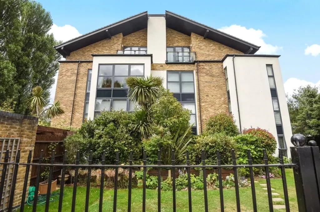 2 bed flat for sale, Meadowcourt Road, Blackheath, SE3