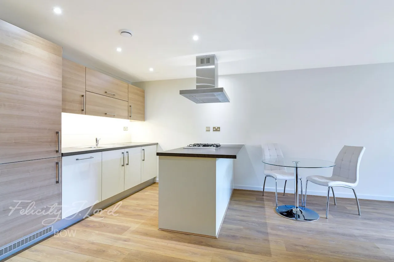 3 bed flat to rent, Radcliff Court, Bede Sqaure, E3