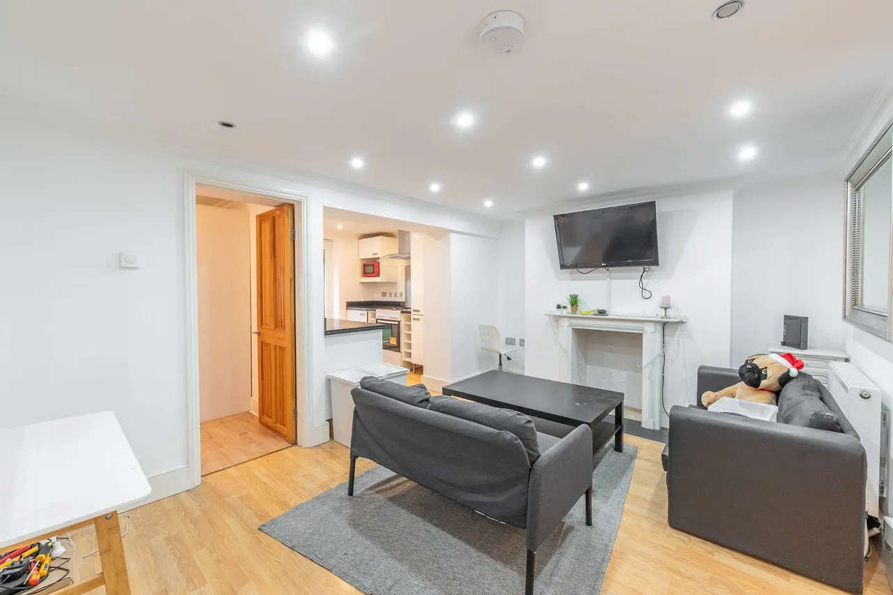 2 bed flat to rent — Garden Flat, 54 Malden Road, London