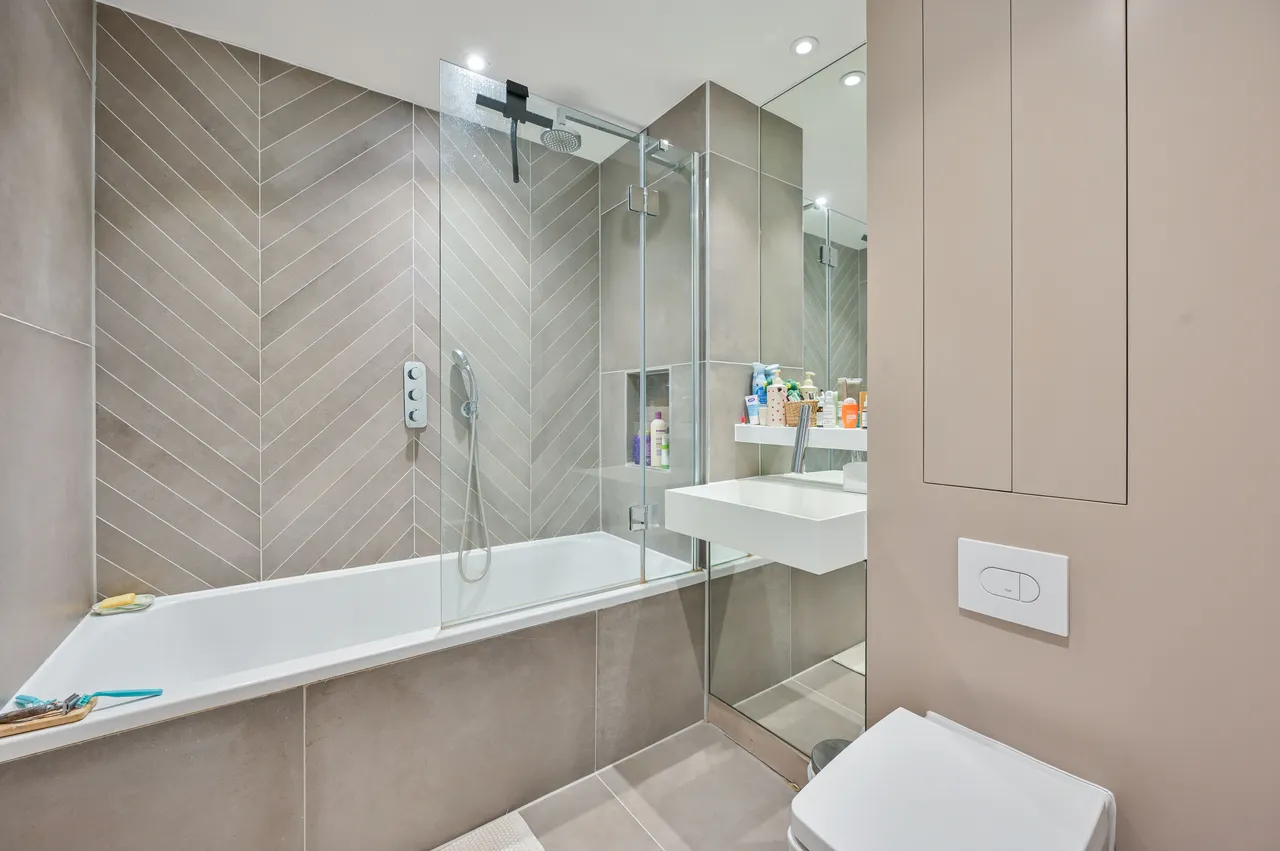 Apartment 3, Claremont House, 28 Quebec Way, London, photo 8