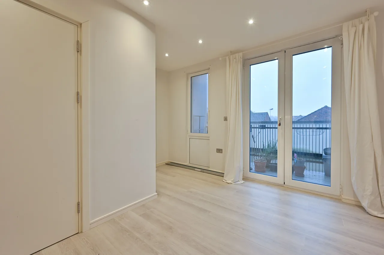 1 bed flat to rent — Flat 21, 2 Roxborough Avenue, Harrow