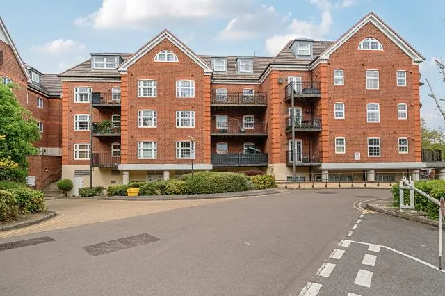 2 bed flat for sale, London Road, Camberley, GU15