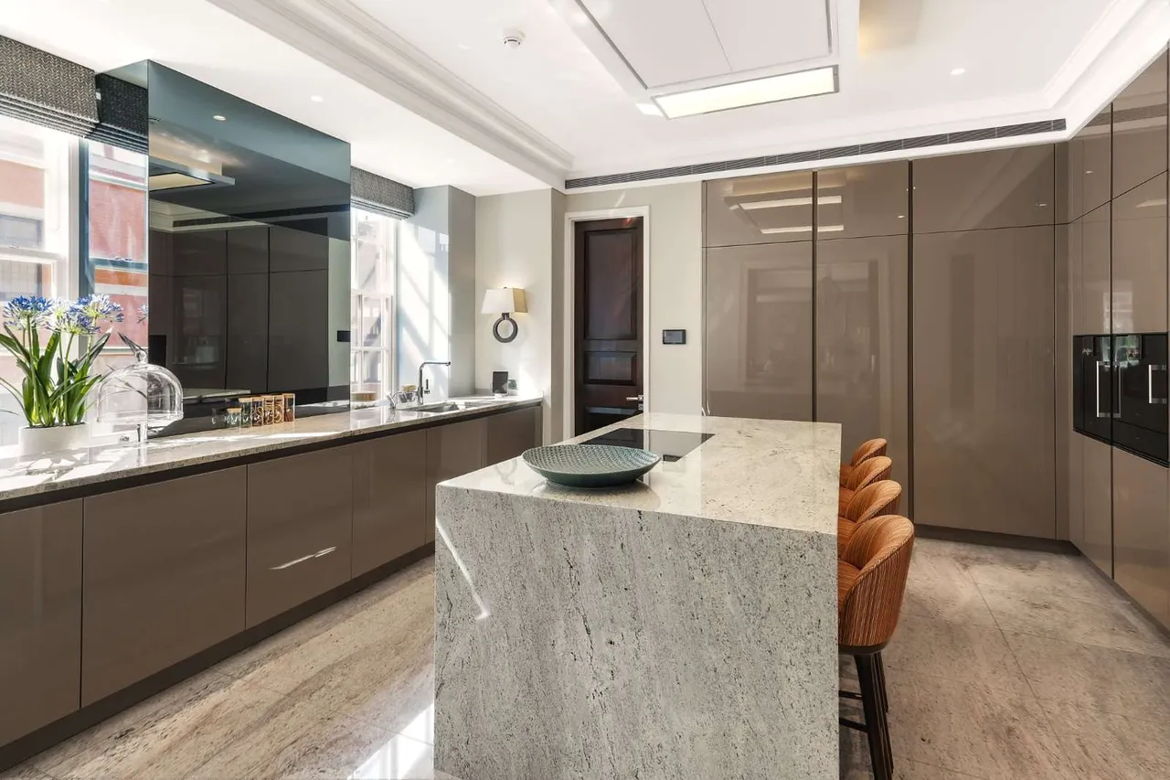 Carlos Place, London, W1K, photo 2