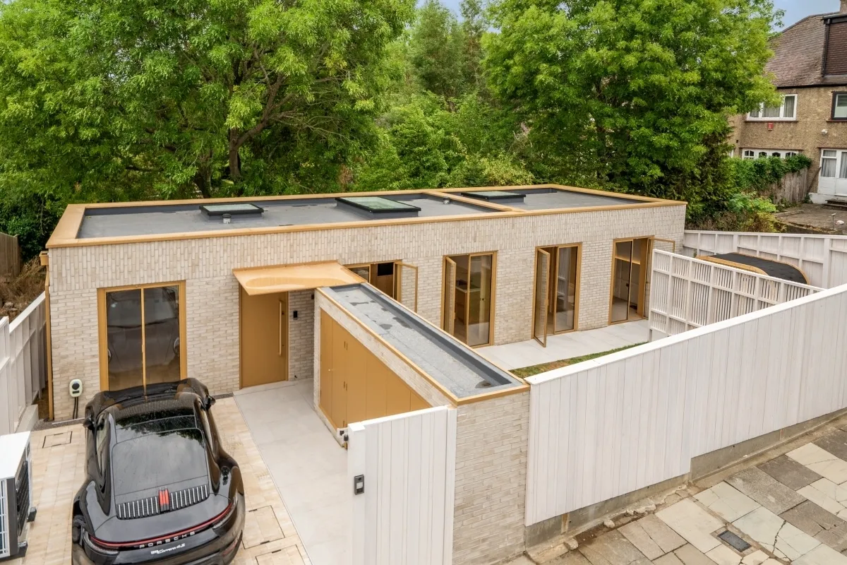 2 bed house to rent — Friary Way London N12