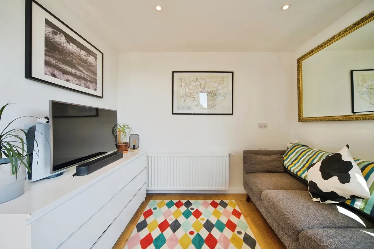 High Road, London, N12, photo 13