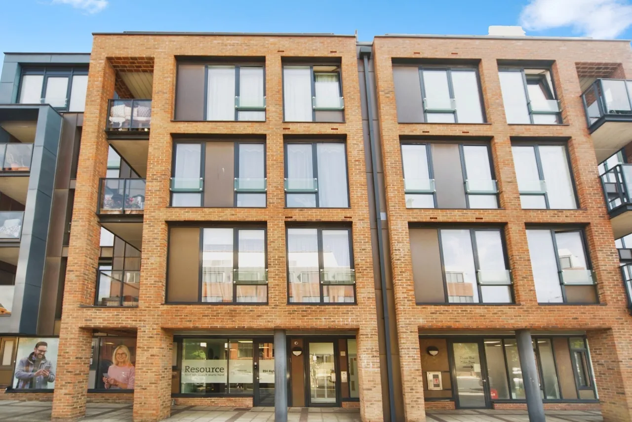 High Road, London, N12, photo 16