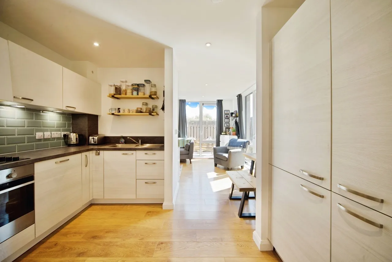 High Road, London, N12, photo 14