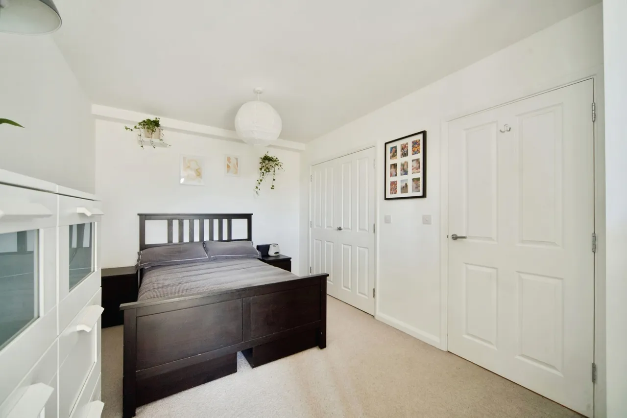 High Road, London, N12, photo 9