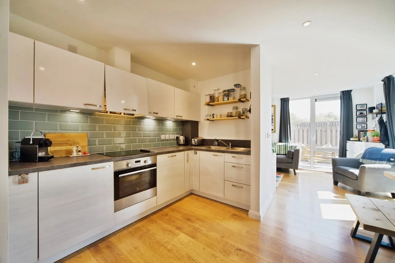 High Road, London, N12, photo 3