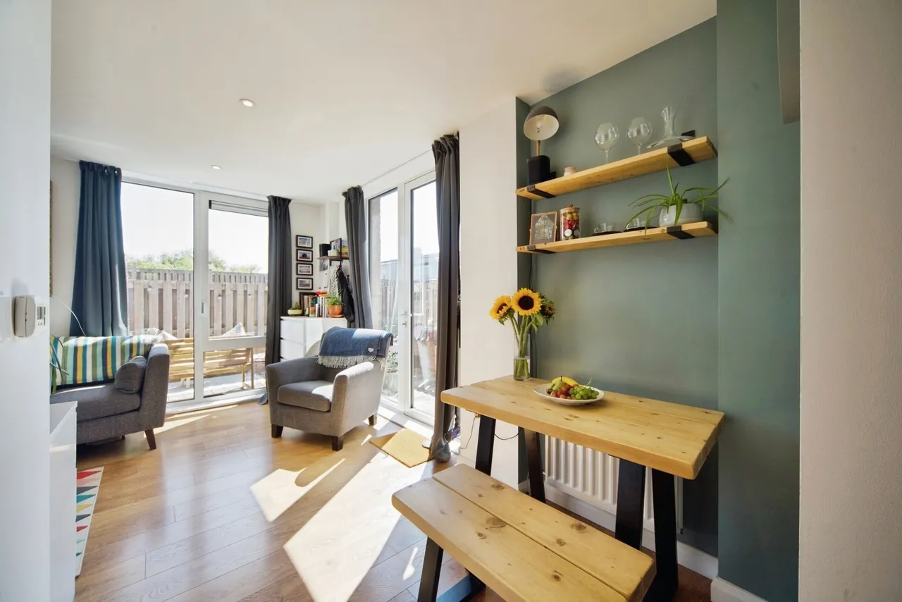 High Road, London, N12, photo 5