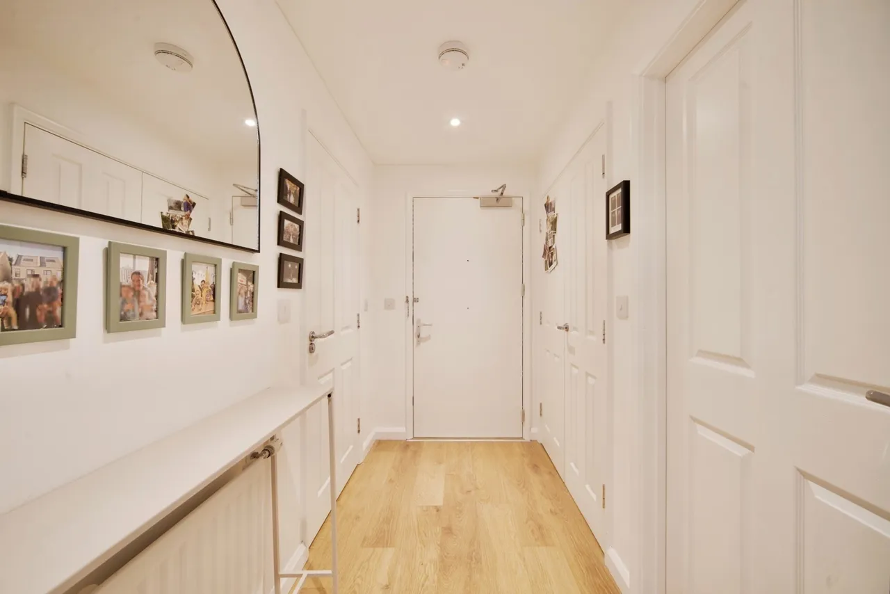 High Road, London, N12, photo 15