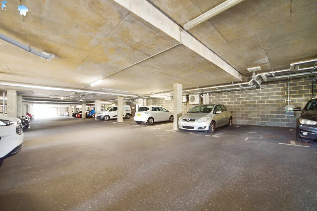 High Road, London, N12, photo 12