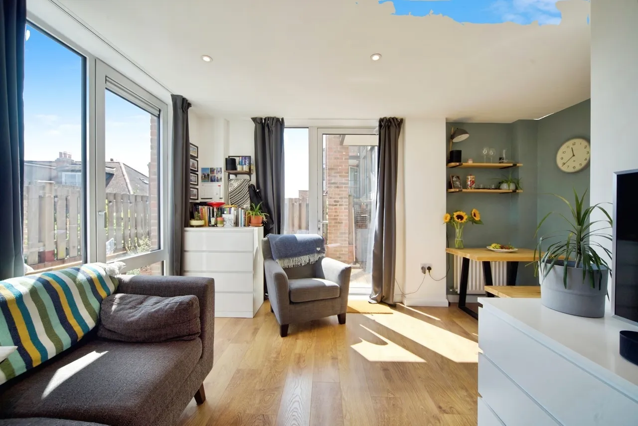 High Road, London, N12, photo 4