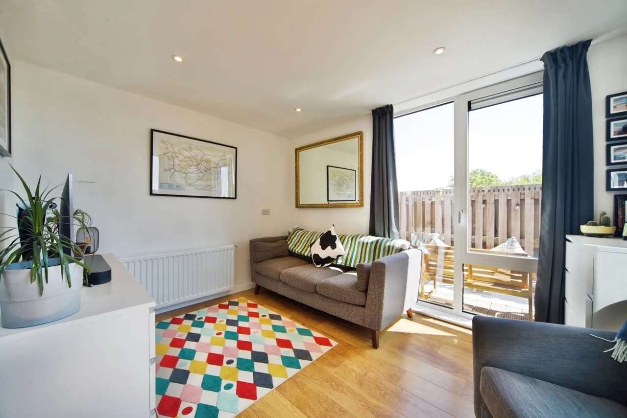 High Road, London, N12, photo 6