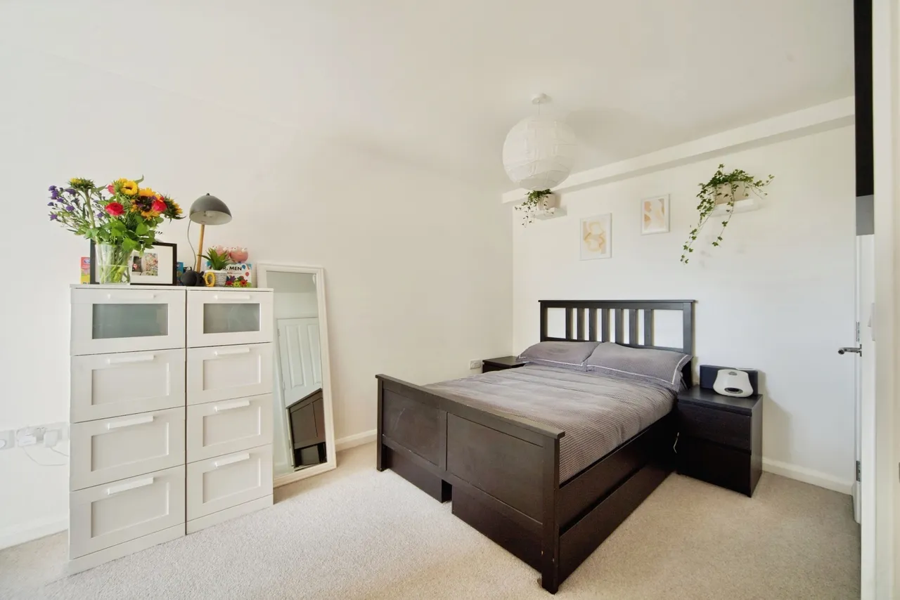 High Road, London, N12, photo 8