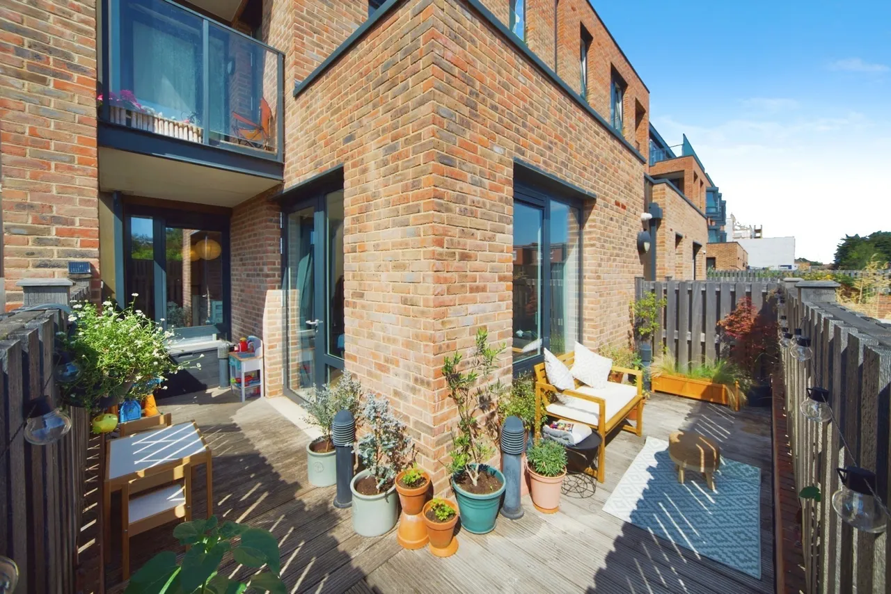 High Road, London, N12, photo 11