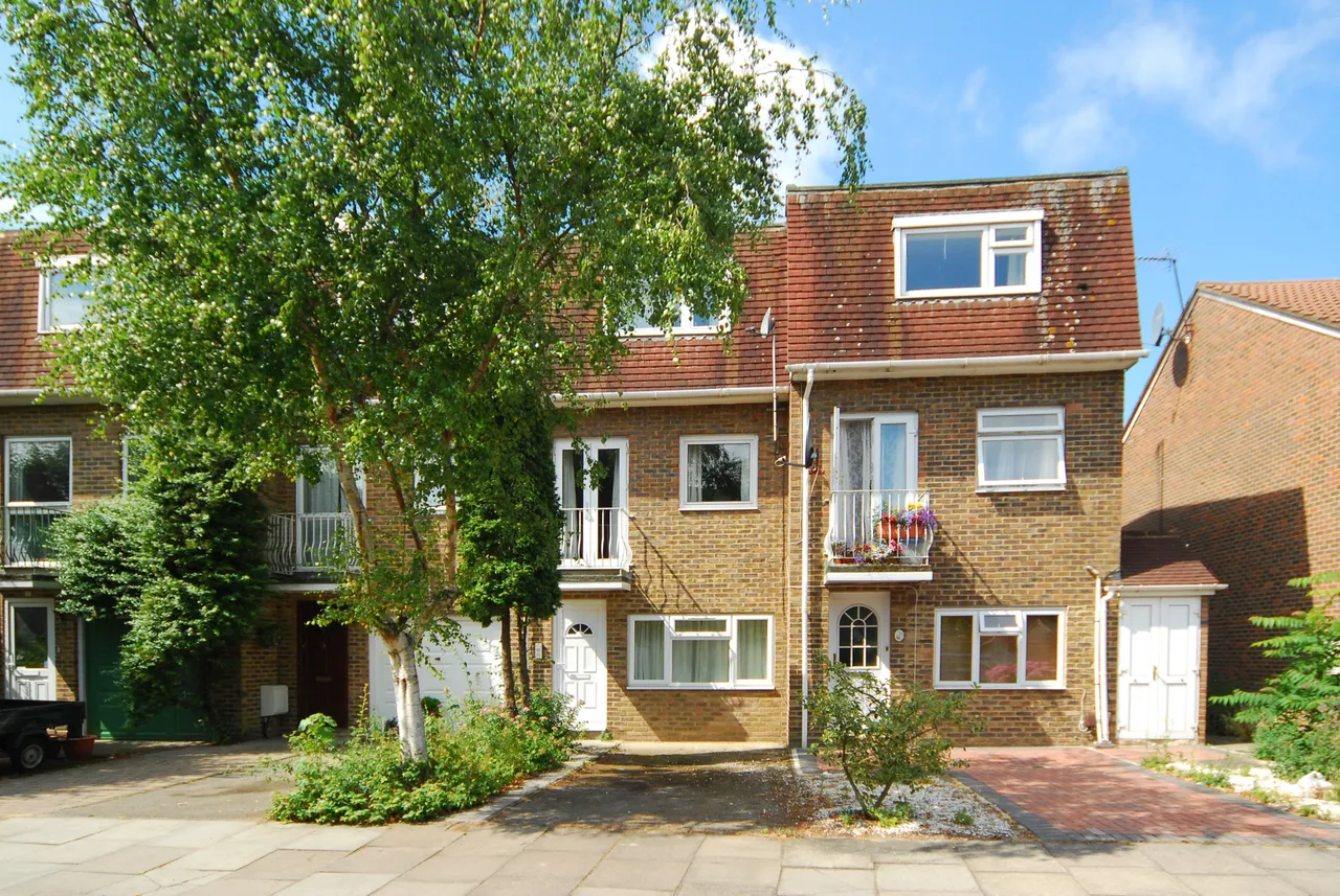 4 bed house to rent — 11 Rowan Close, London