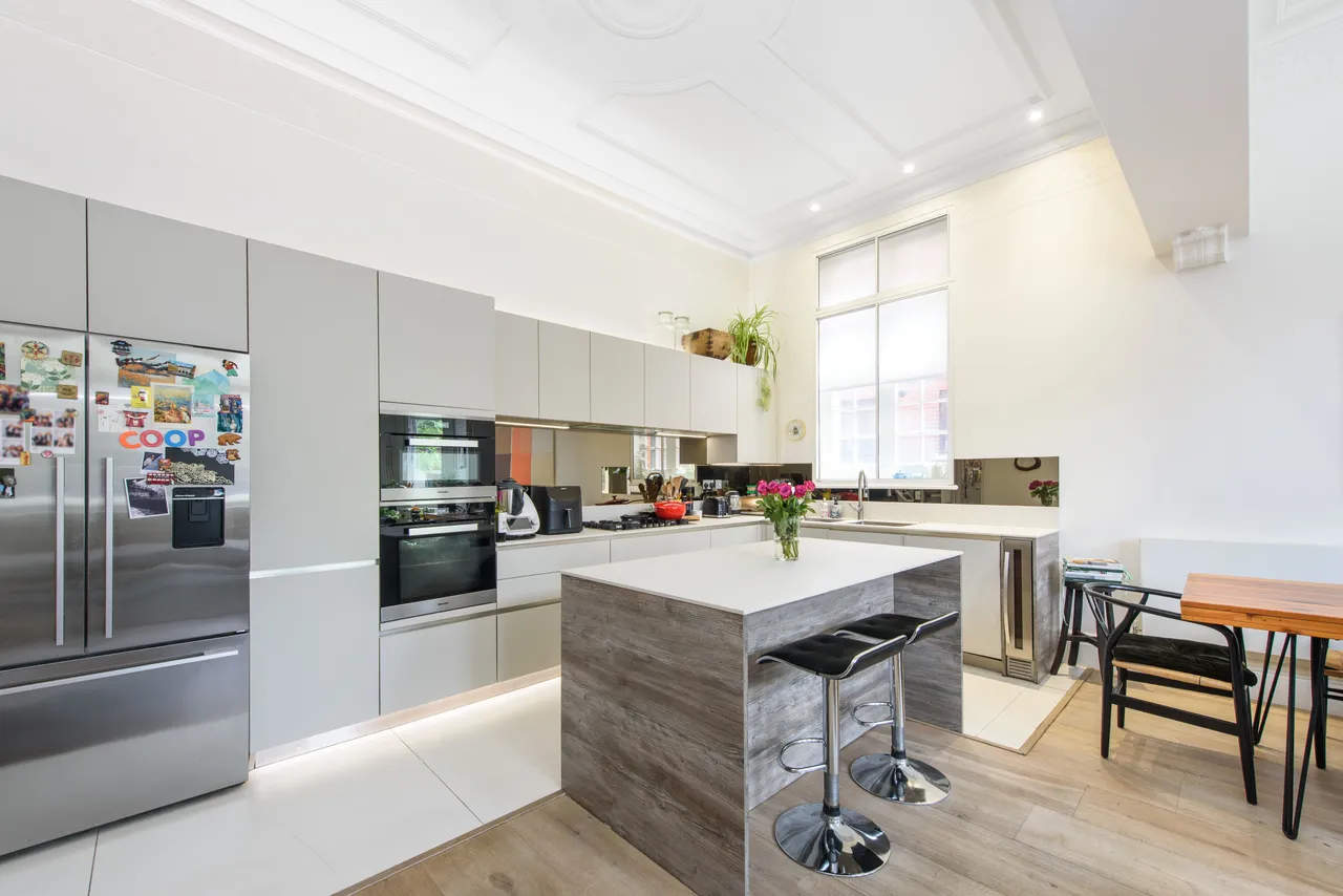 Flat 2, 260 Finchley Road, London, photo 2