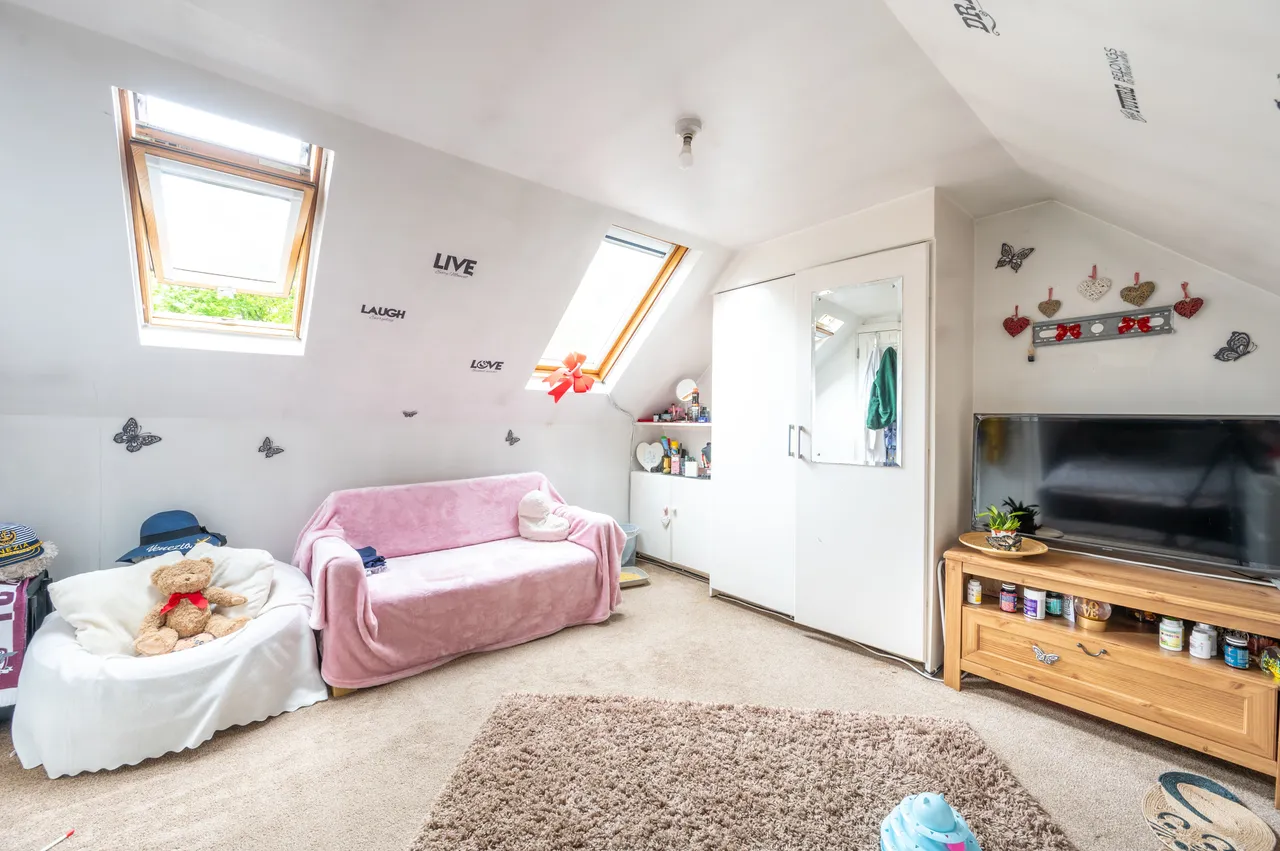 3 bed flat for sale, London, NW10
