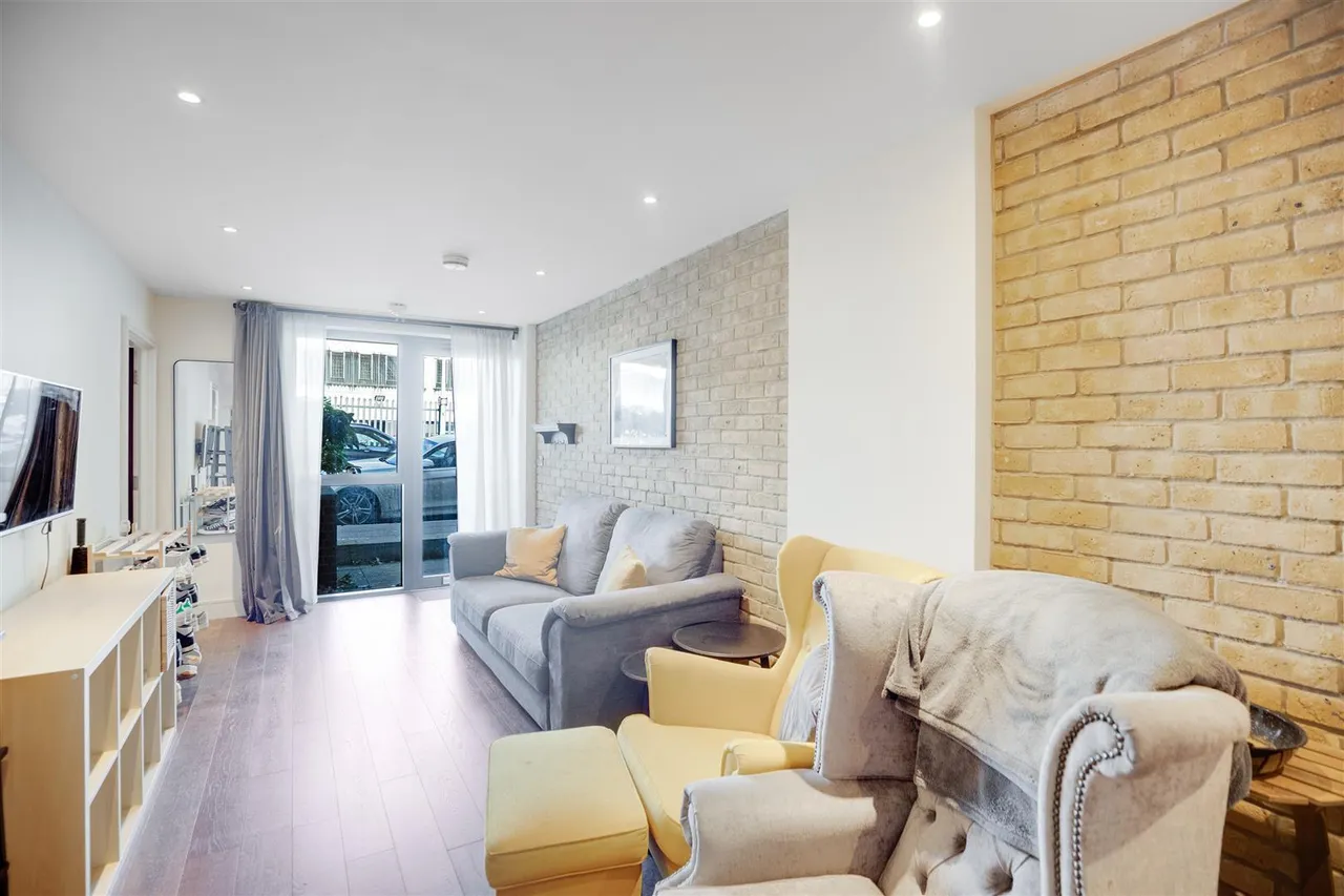 3 bed flat for sale, Turner Street, Canning Town, E16