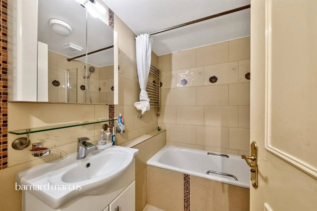 Holden Avenue, London, N12, photo 9