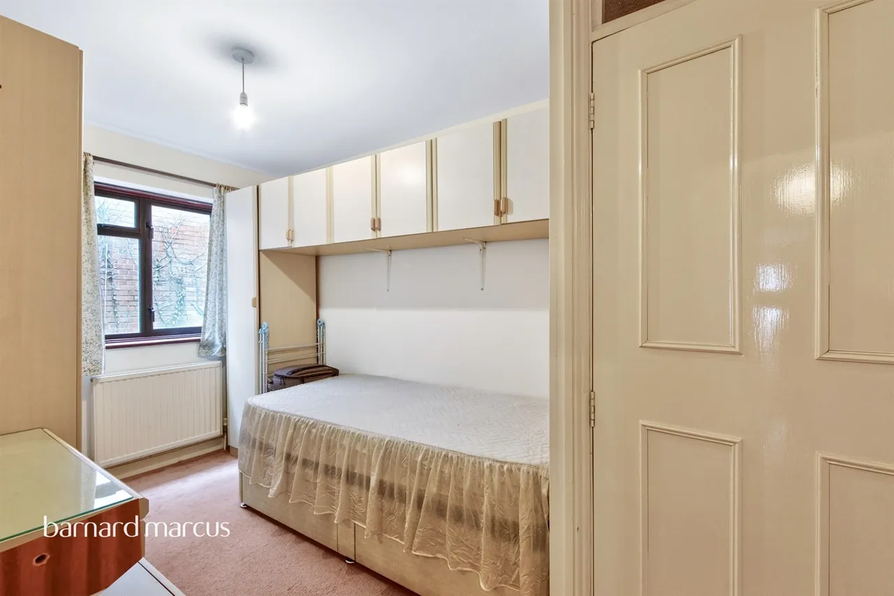 Holden Avenue, London, N12, photo 10