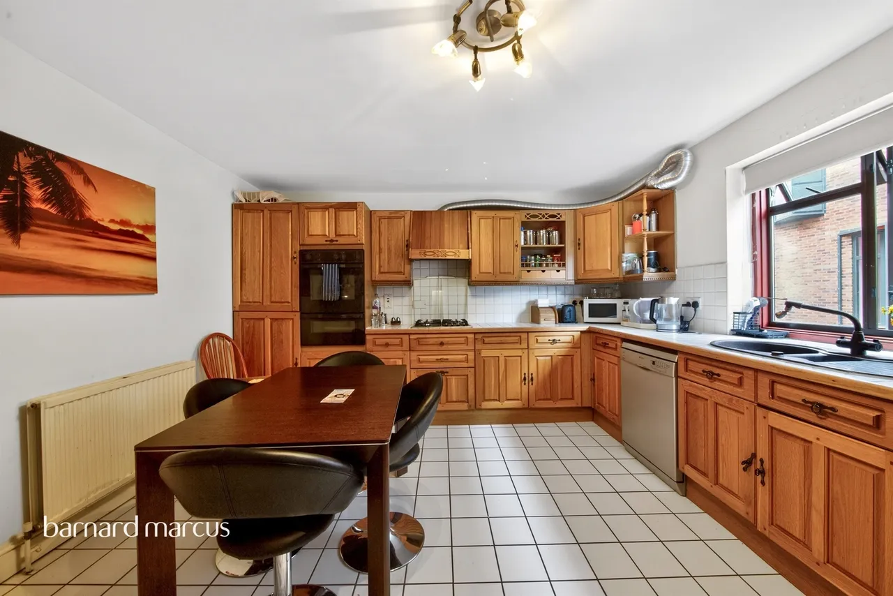 Holden Avenue, London, N12, photo 2