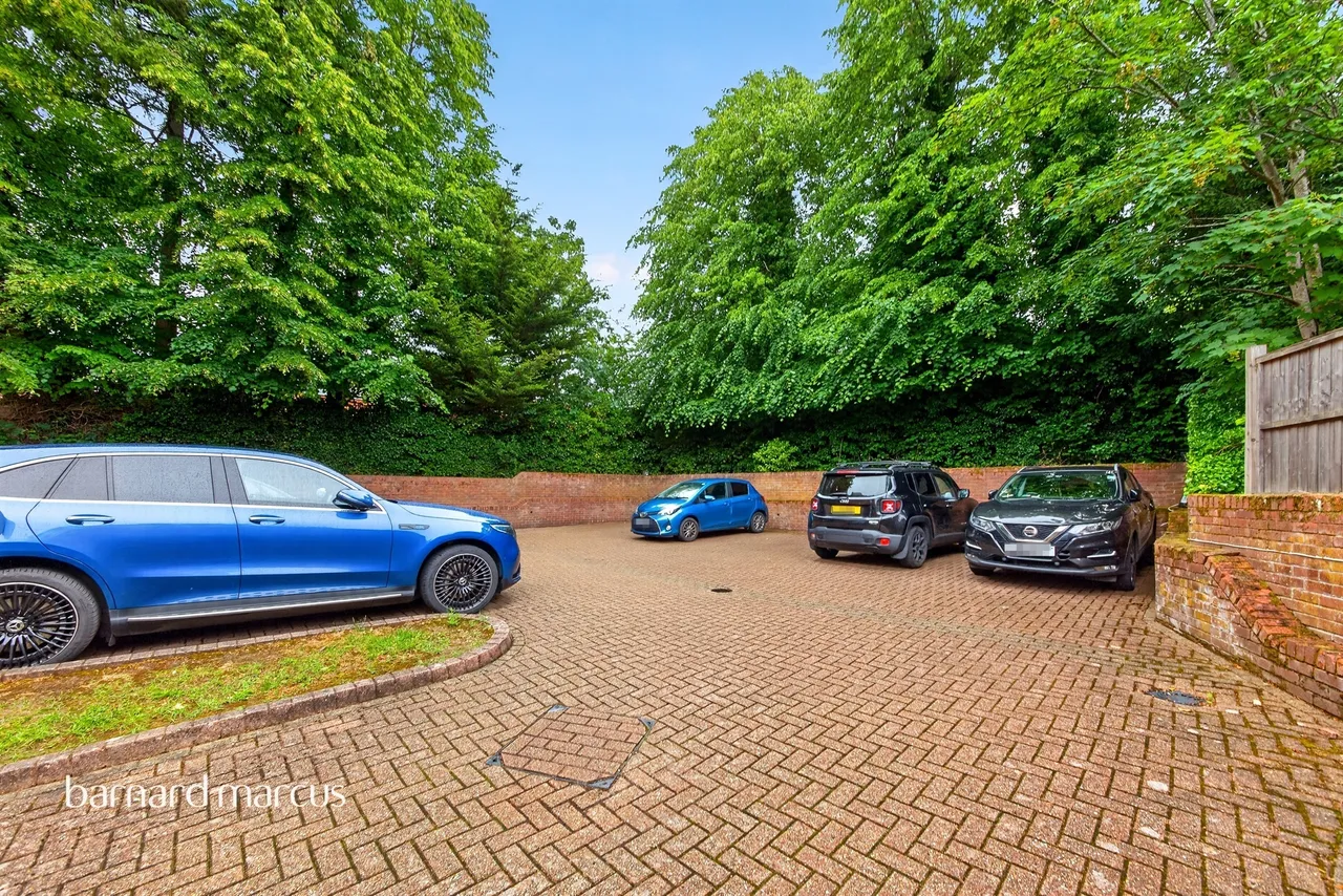 Holden Avenue, London, N12, photo 13