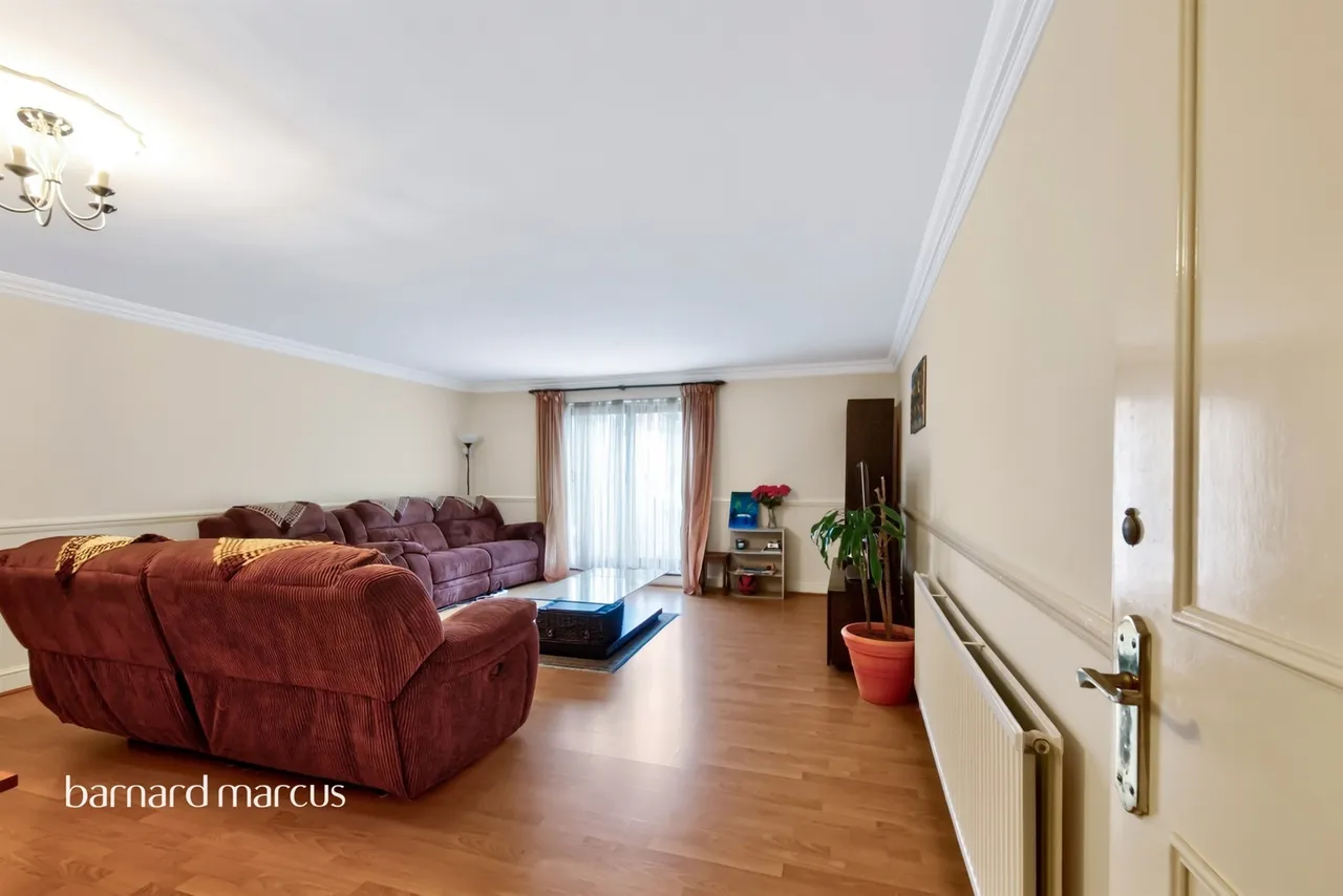 Holden Avenue, London, N12, photo 3